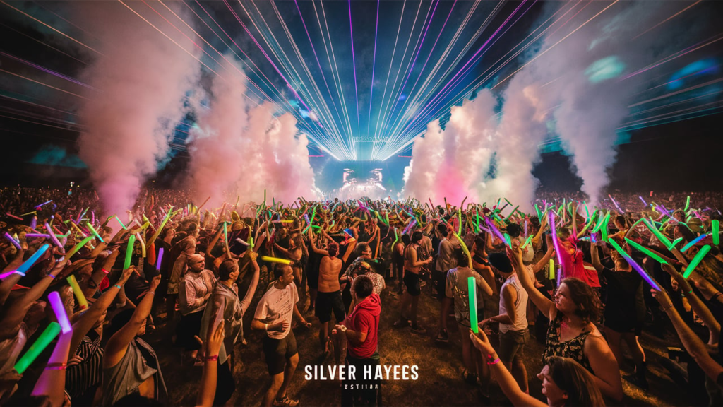 Explore Wonders Live Recap: Confidence Man B2B Job Jobse at Silver Hayes 3 “Festival crowd waving glow sticks and dancing under smoke and laser lights.”