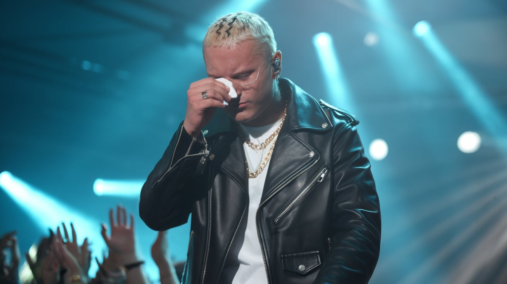 CMA Fest 2025 ABC Special: Cody Johnson, Ashley McBryde & Unmissable Performances 5 Jelly Roll wiping tears under soft blue lights mid-performance
